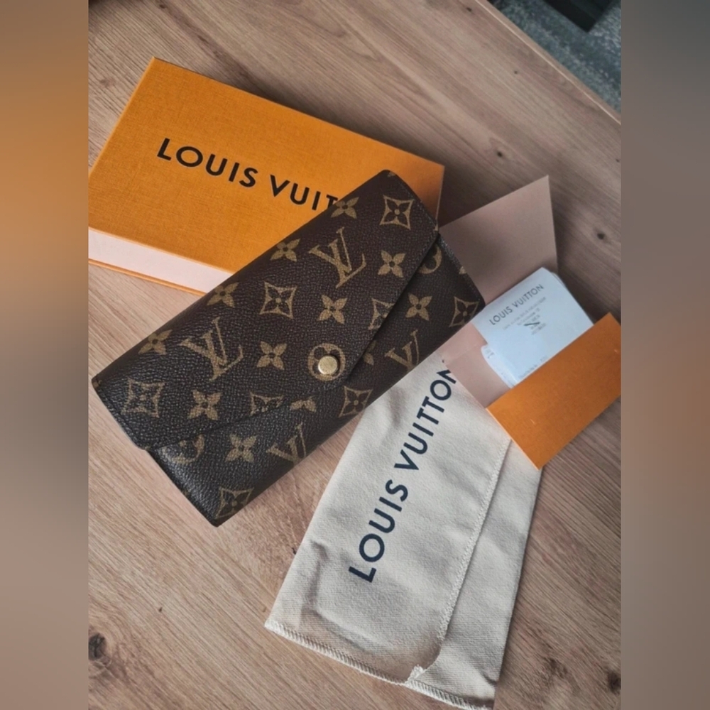 Louis Vuitton Sarah Wallet Poppy